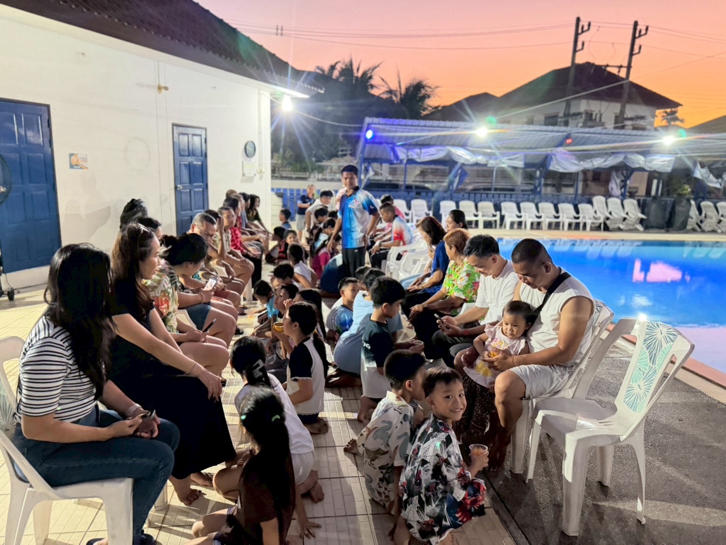 เด็ก ๆ แสดงความรักและความกตัญญูต่อผู้ปกครองในกิจกรรมวันสำคัญของ ILS Swimming Academy