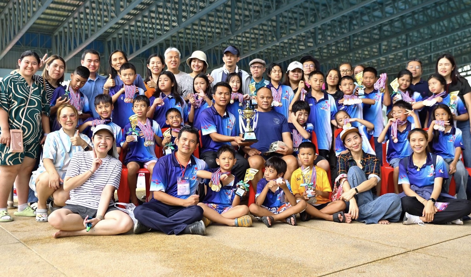 ทีมนักกีฬา ILS และผู้ปกครองพร้อมเหรียญรางวัล
